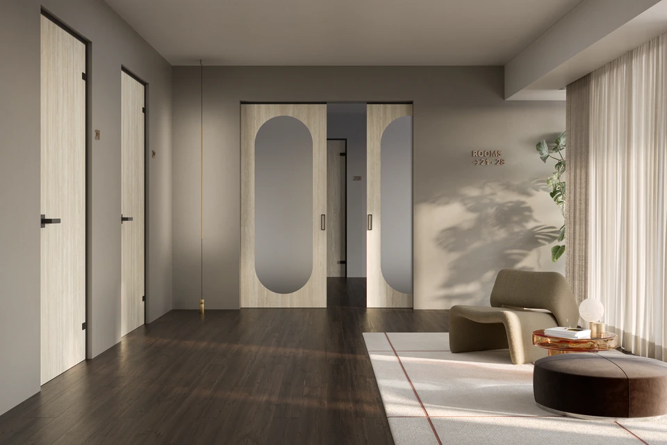 Corridoio di un albergo con porte in gres e vetro