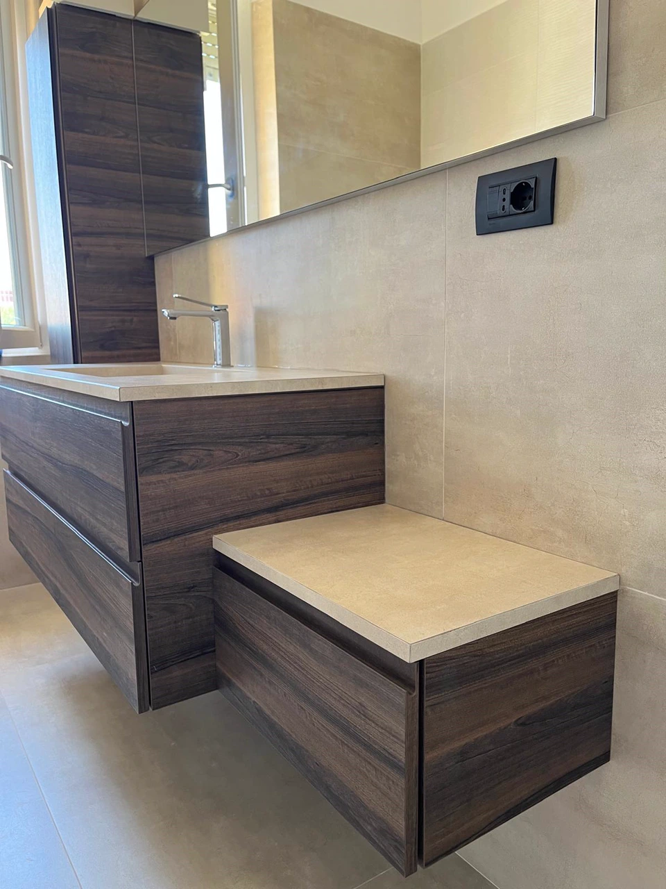 Bagno di un'abitazione privata con lavabo in gres