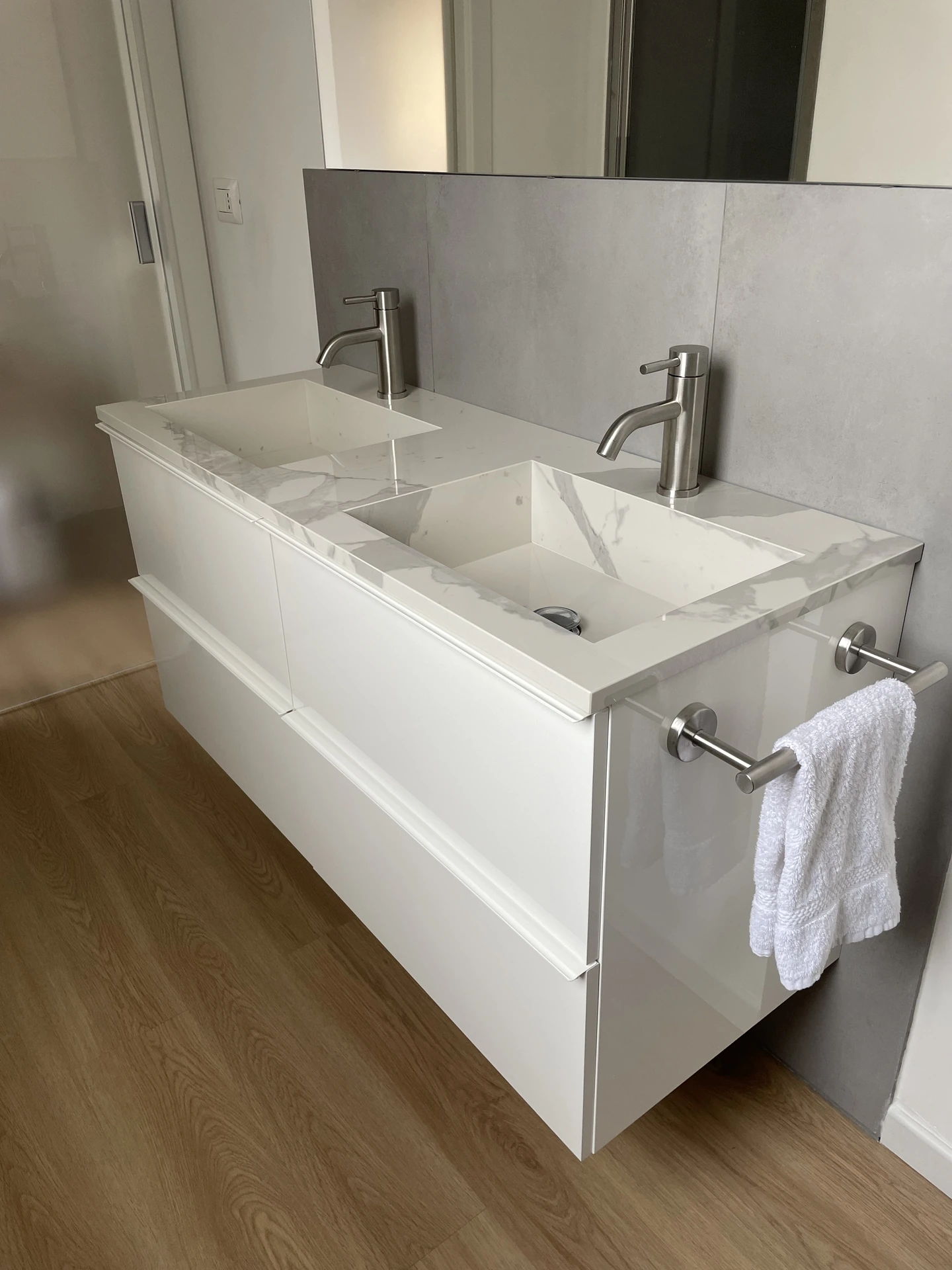 Doppio lavabo in gres effetto marmo bianco, con vasche integrate nel piano