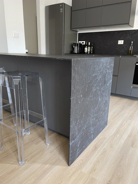 Isola cucina con top in gres