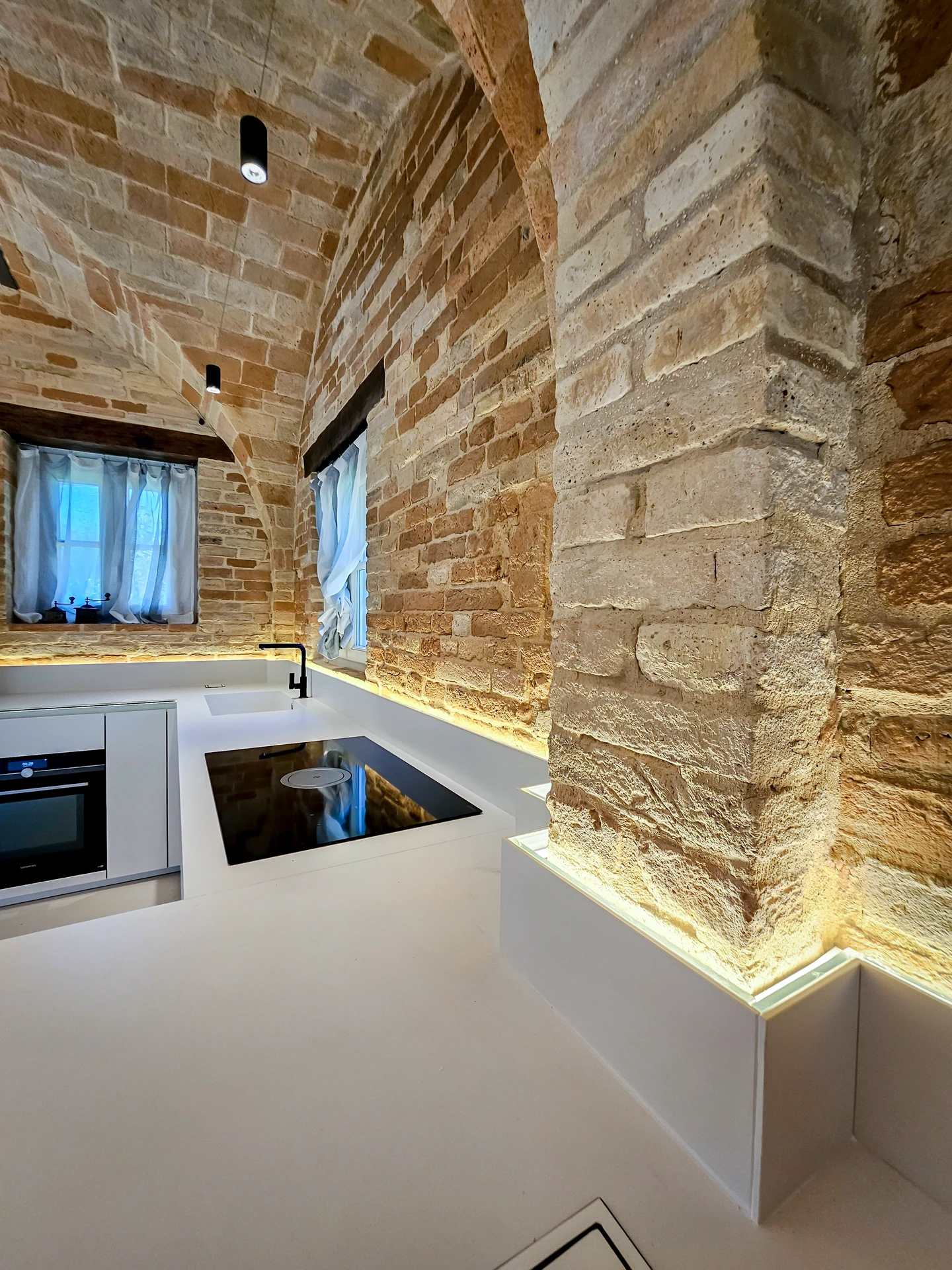 Isola cucina in gres sotto una volta in mattoni, abitazione a Macerata