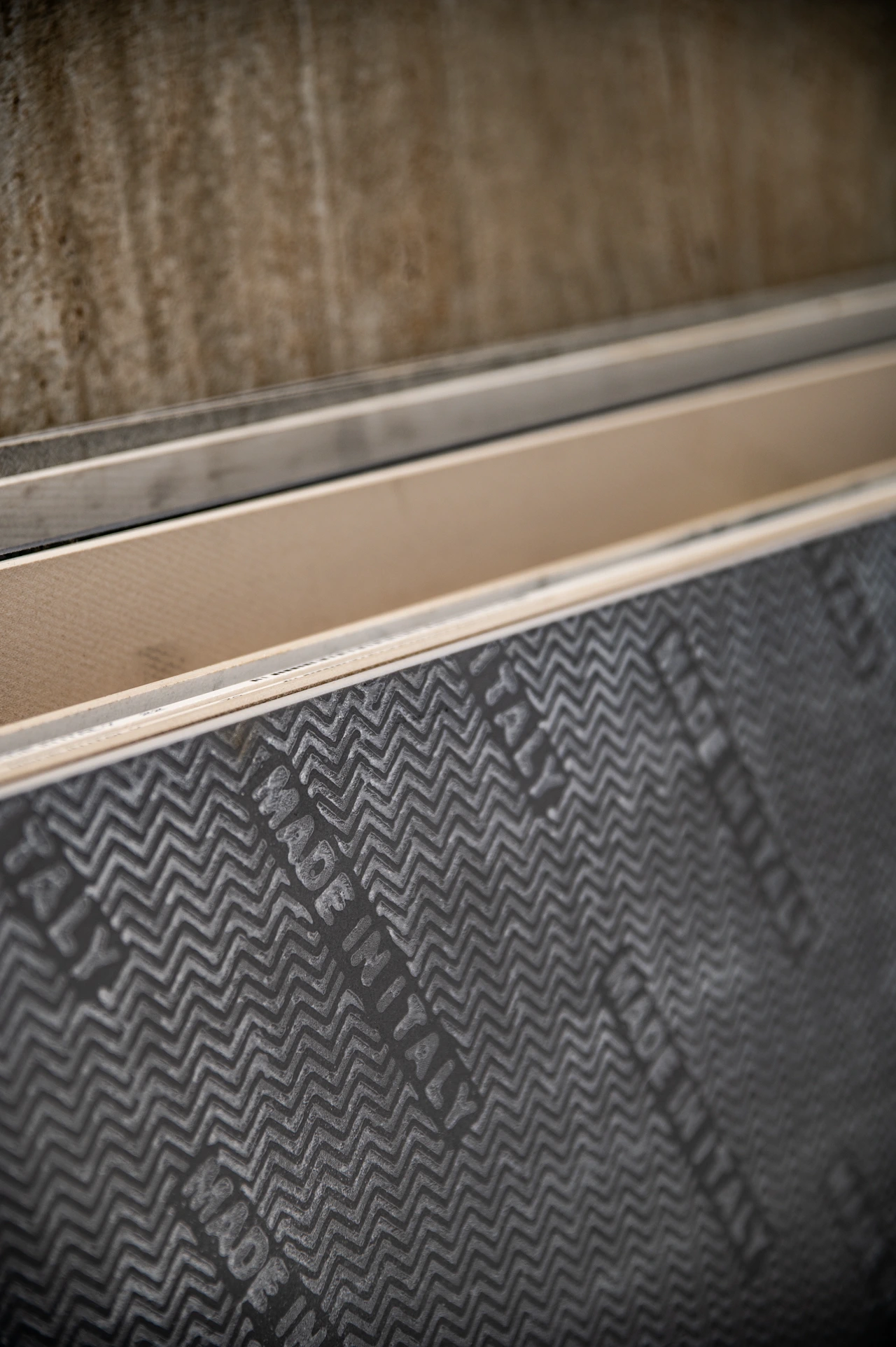 Retro di una lastra di gres, la texture in rilievo