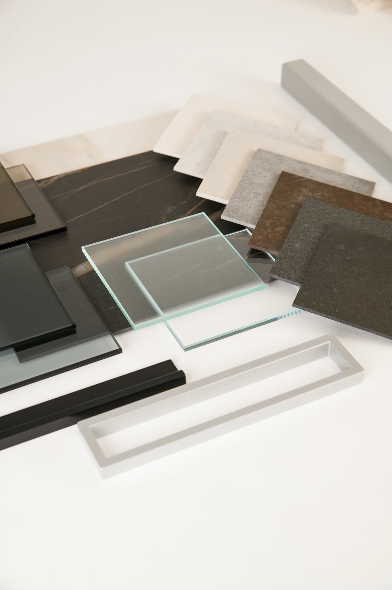 Material board con vetro e profilo di finitura