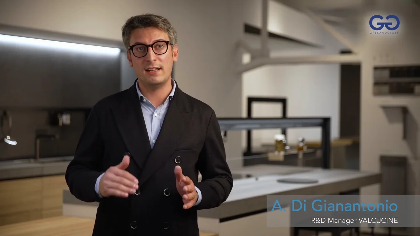 Fotogramma dell'intervista: il referente Valcucine parla della collaborazione con Gres and Glass
